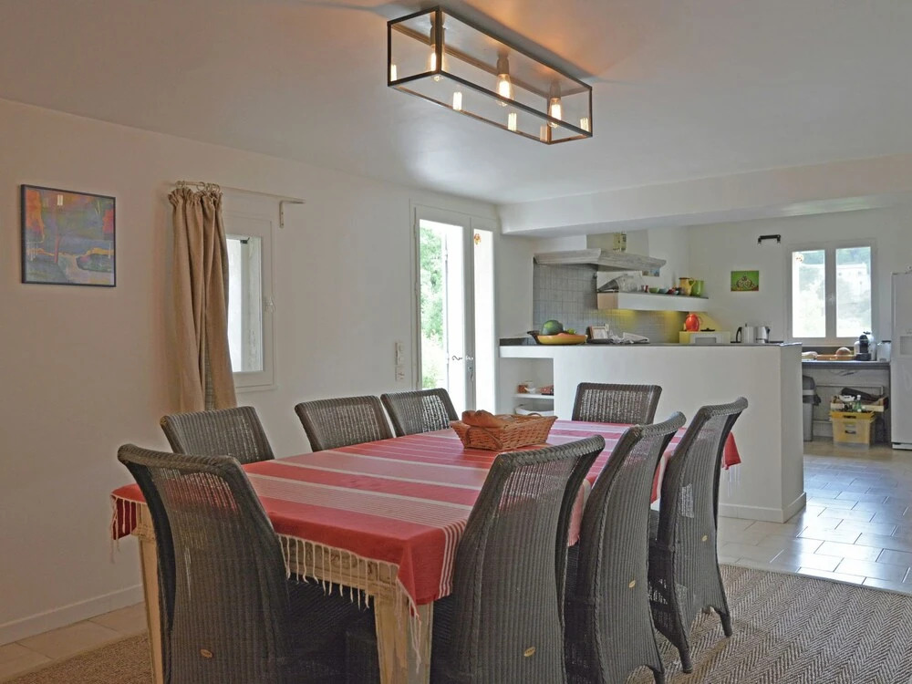 Cozy Villa in Menerbes with Swimming Pool