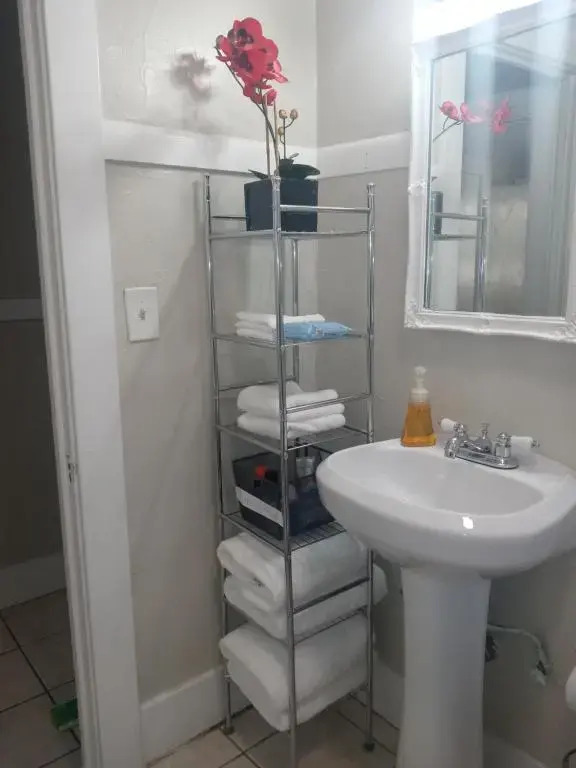 Cherry Street Vintage Apartment-Free Parking!