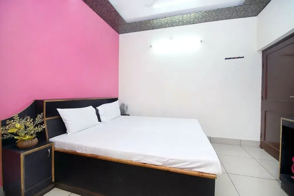 Mr Shawarma Family Restaurant & Hotel by OYO Rooms