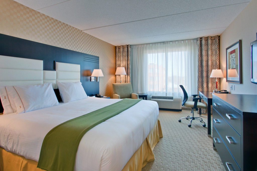 Holiday Inn Express & Suites Ottawa West - Nepean by IHG