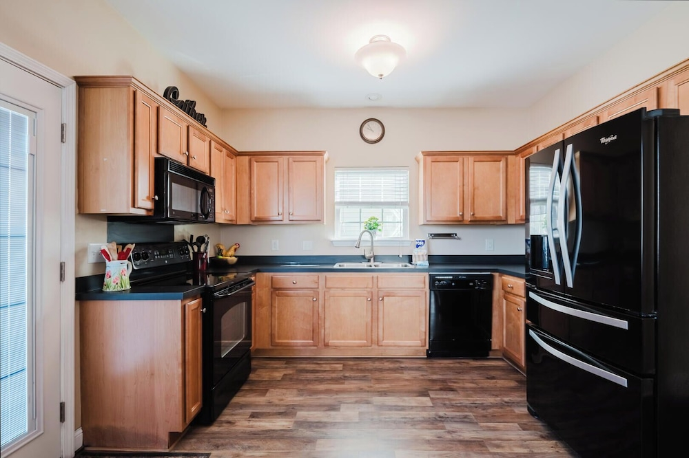 Dogs Welcome! Adorable 3-bedroom Coastal Home in Historic Old Town Bluffton