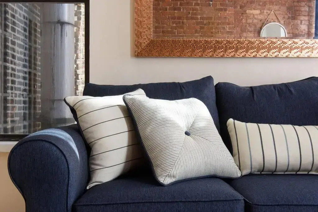 428-4r Prime Midtown Large 2 BR Newly Furnished