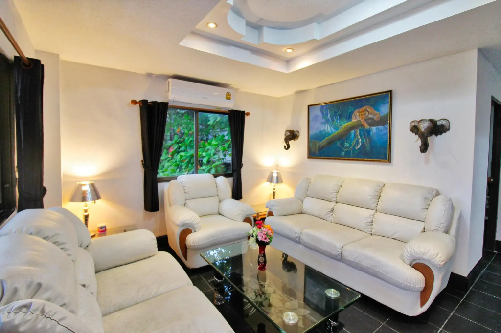 Phratamnak Inn Hotel & Guesthouse - 100 mtr from the beach
