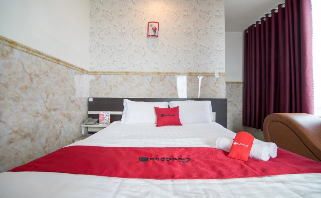 RedDoorz Plus Near Mien Tay Bus Station 2