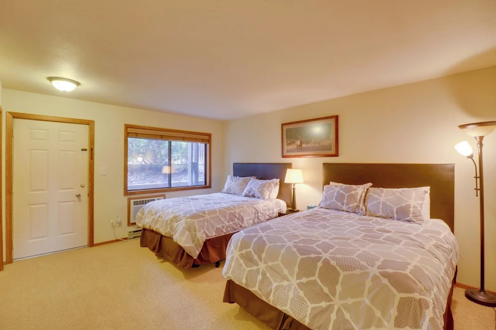 Bigfork Condo w/ Hot Tub Access, By Lake!