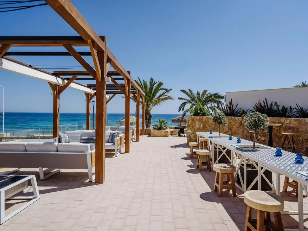 Luxury apartment with dishwasher, located by the sea