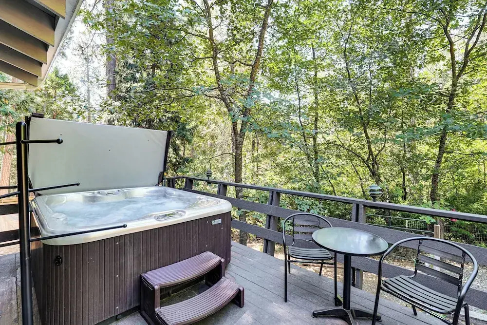 Arnold Family Cabin w/ Hot Tub, Arcade & Deck