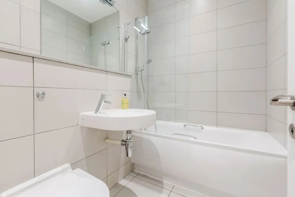 Stylish 3 Bed 3 bath in Kens High St