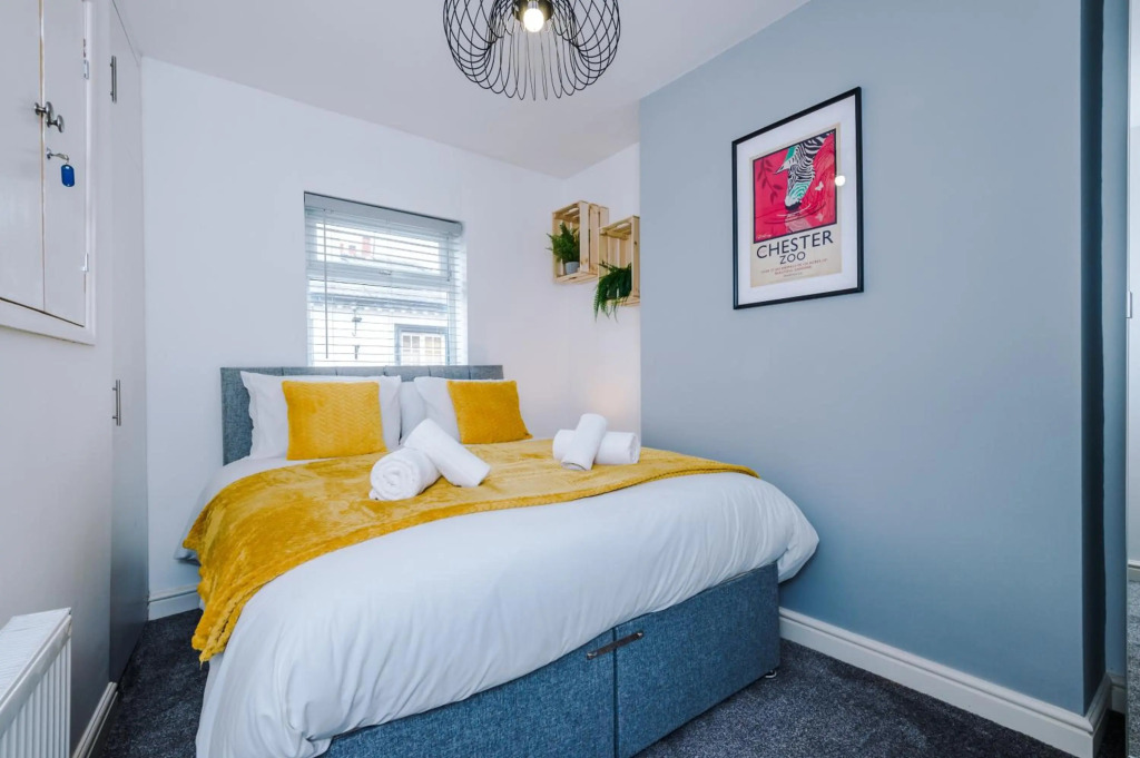 Stylish 2-bed home in Chester City-Centre by 53 Degrees Property, ideal for Couples & Small groups, Great Location - Sleeps 5