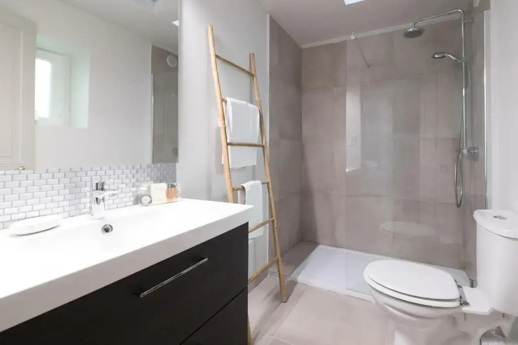 Elegant 2br with 2 bathrooms and AC close to Les Halles dAvignon Welkeys