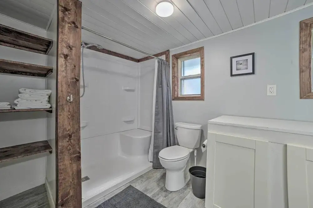 Prudenville Retreat w/ Yard ~ 1 Mi to Lake!