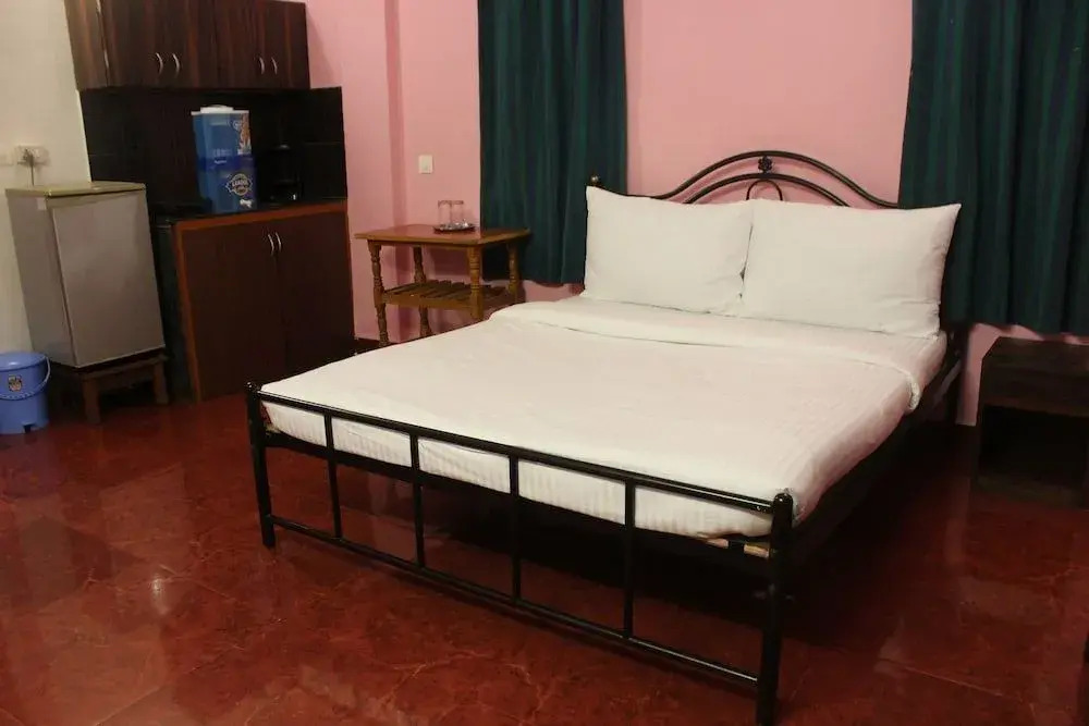 OYO 6453 Home Studios behind KFC Calangute