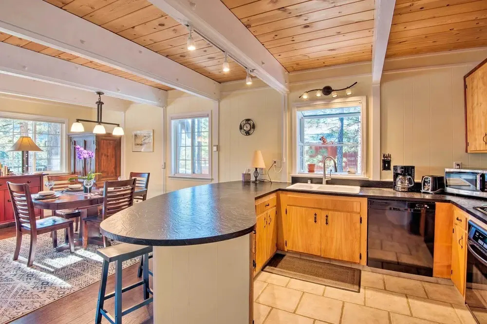 South Lake Tahoe Home w/ Deck & Mountain View!