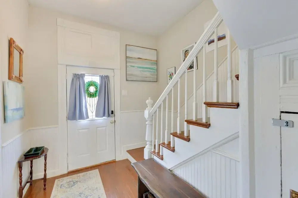 Fuller House Just 3 Blocks To Beach 3 Bedroom Home by Redawning