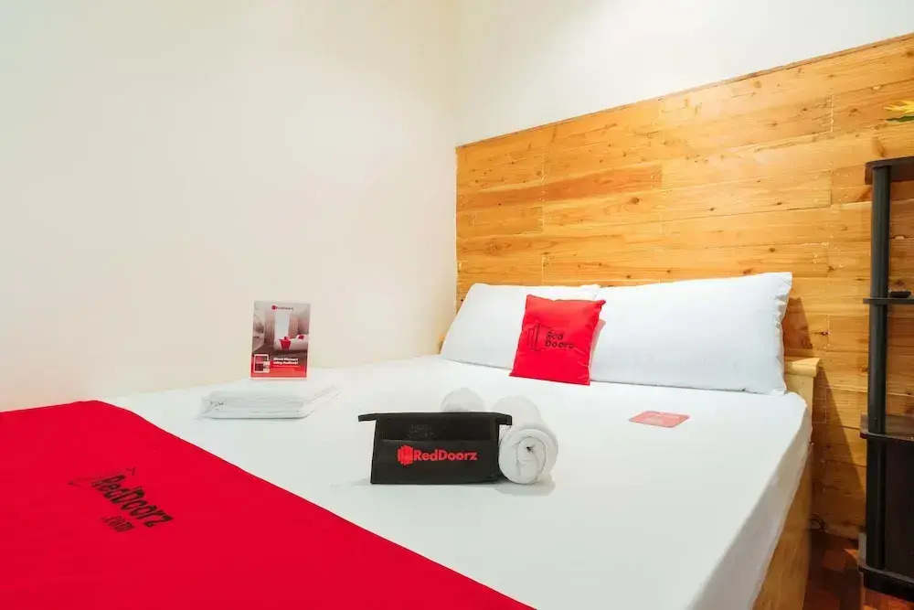 RedDoorz @ Vicente Street Espana Manila