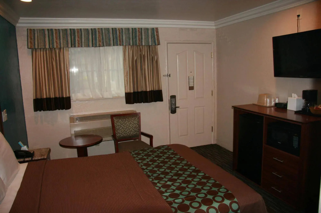 Civic Center Lodge / Lake Merritt BART
