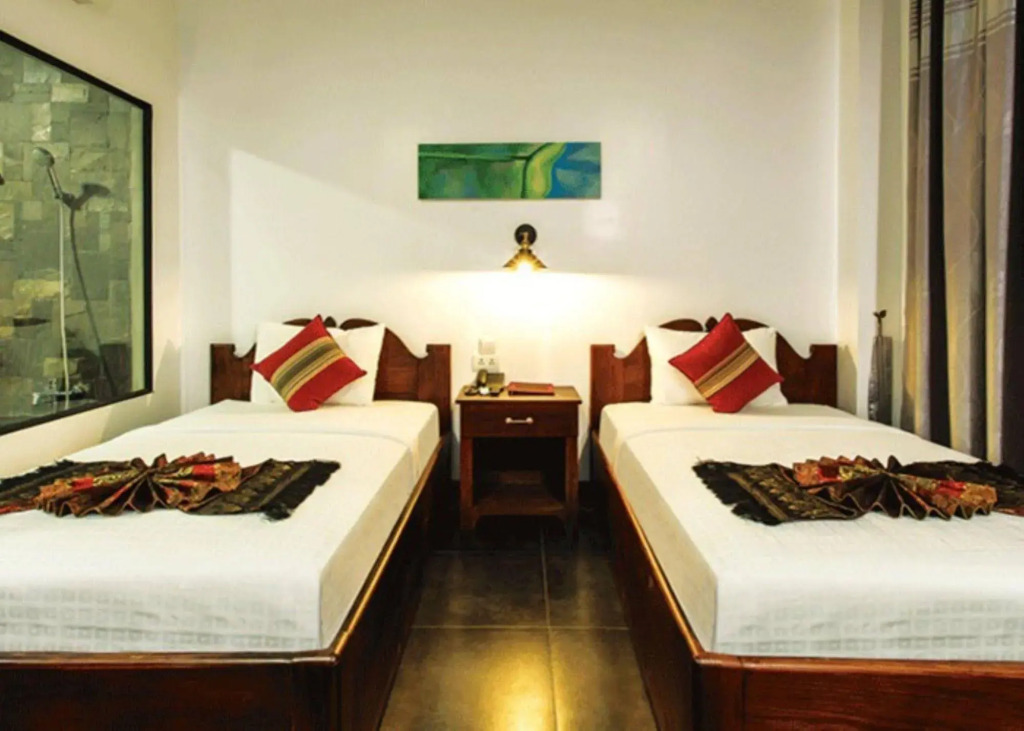 Yeak Loam Hotel