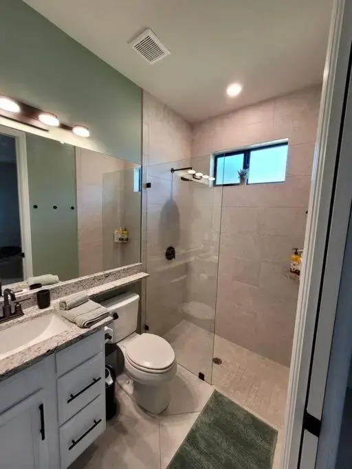 Blue Door Retreat - Luxury Pool Home - sleeps 8