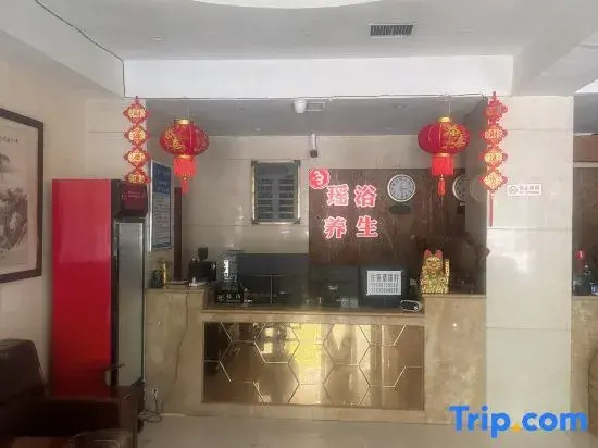 Wanning Express Hotel (Xinyang City Center Hospital East Campus)