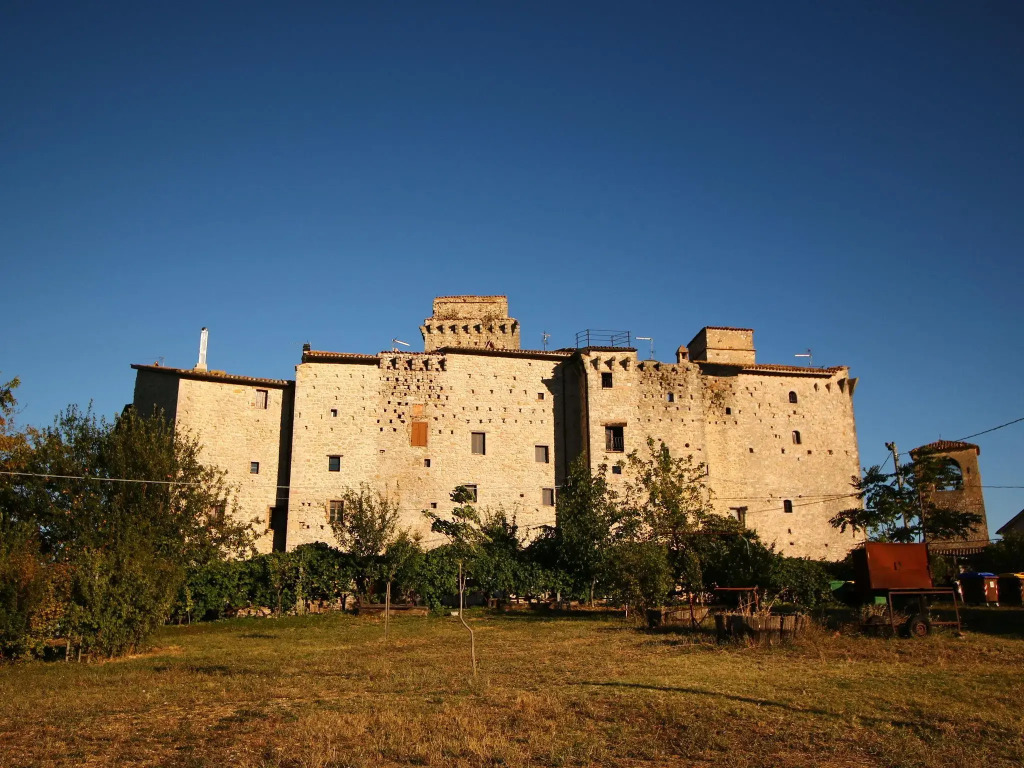 Umbria's Poolside Charm