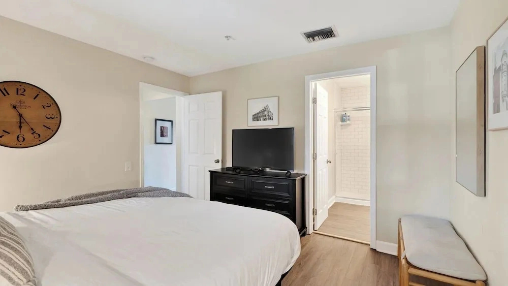 Riverfront Rhythm by Avantstay Shared Pool + Balcony + River Views Walk to Broadway + Germantown