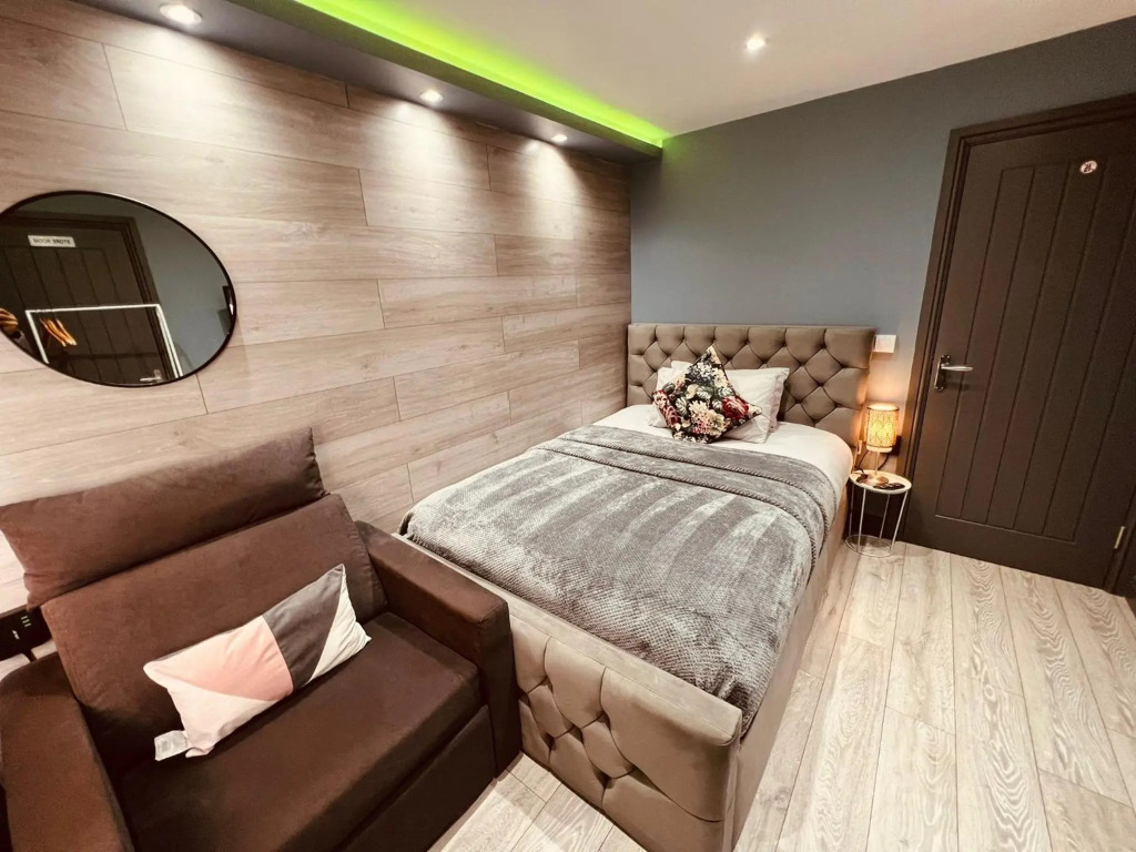 Luxurious *5 Bedroom House*In Center Of Birmingham