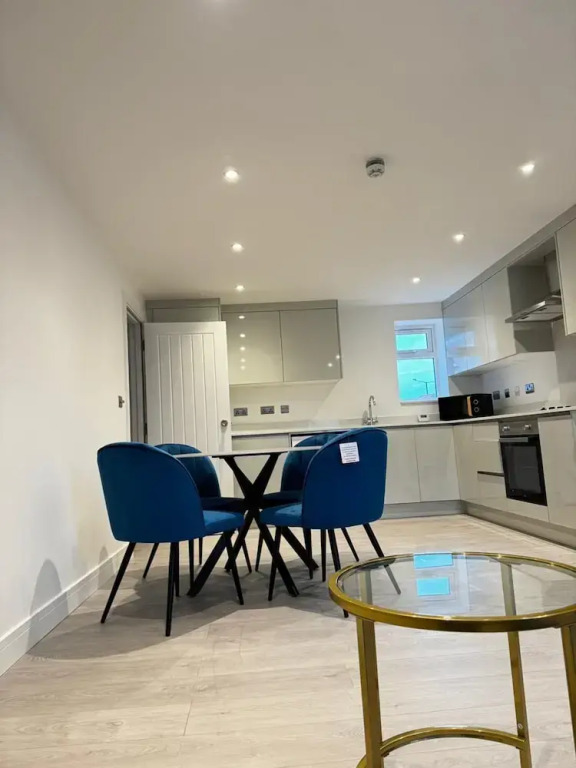 Near Heathrow Airport -FREE Parking-Full apartments-Near M4-1 bus LHR