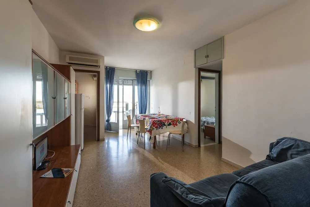 Inviting Apartment With Lateral sea View