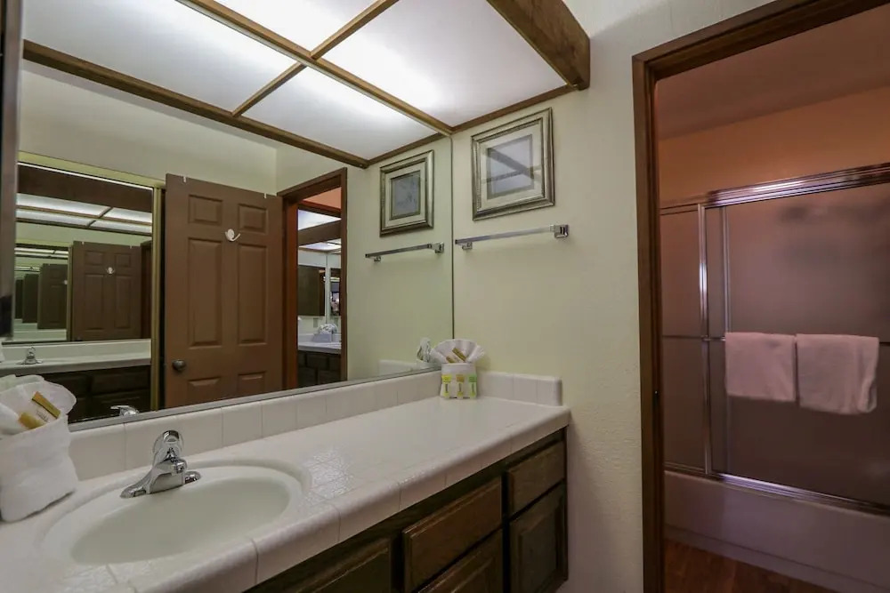 Aspen Creek #306 1 Bedroom Condo by RedAwning