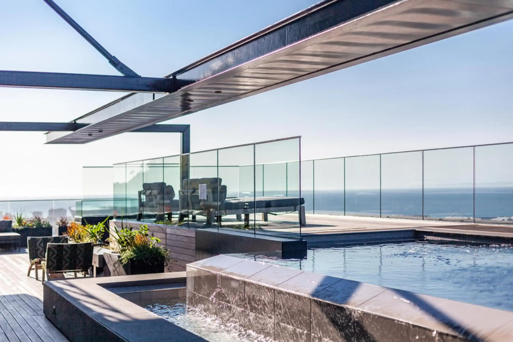 Luxury 16 on Bree Apartments