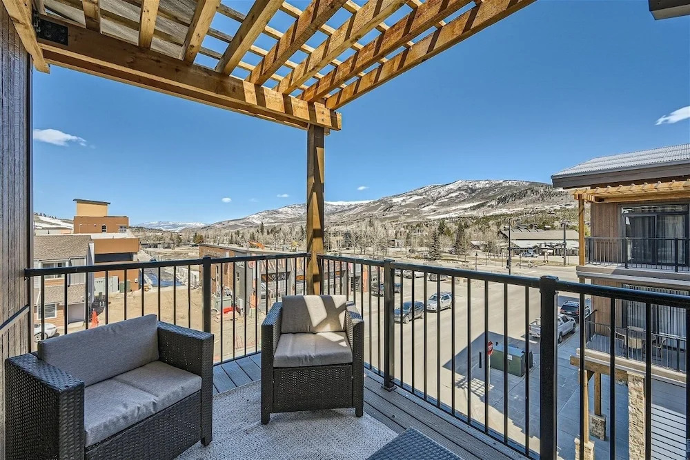 A-w4s305# 2 Bedroom Townhouse by RedAwning