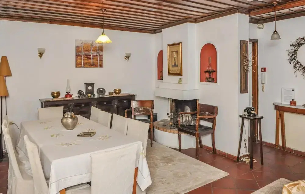 Nice Home in Portaria with Hot Tub, WiFi & 5 Bedrooms