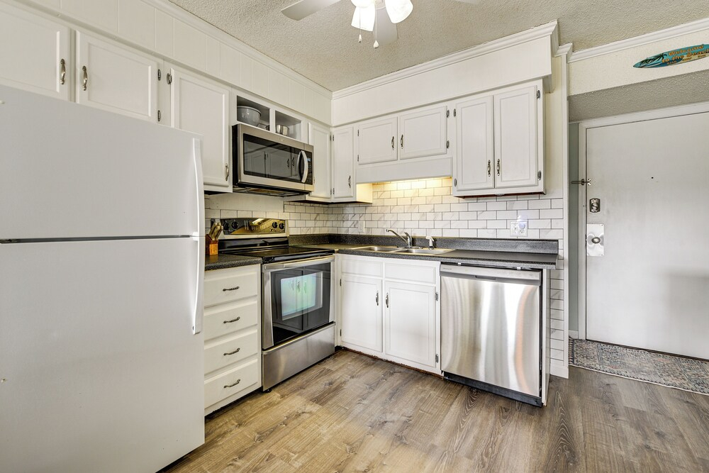 3 Mi to Broadway at the Beach: Oceanfront Getaway!