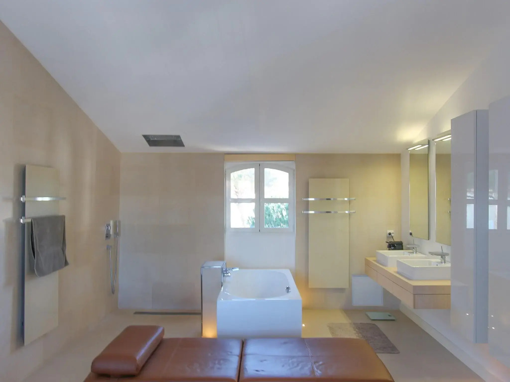 Spacious Holiday Home With hot tub