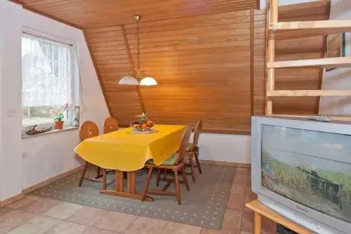 Reetdachhuette im Birkenhain