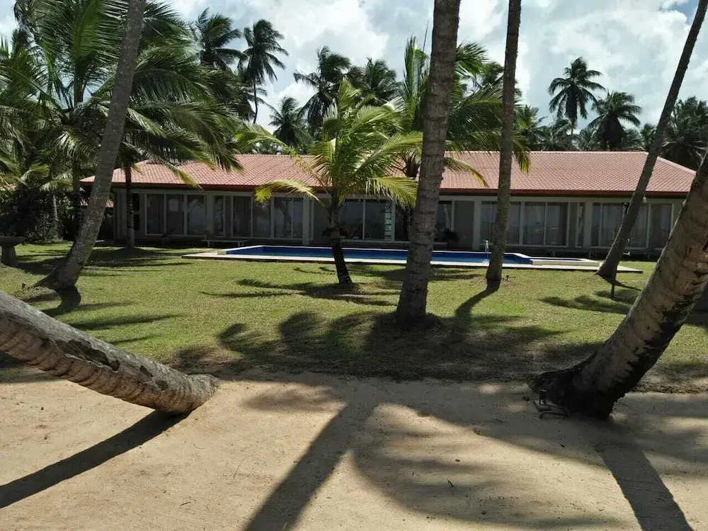 Arhimser Villa-superb 4 bedroom beachfront BB for 8 Ranna, Tangalle, pick up, serviced, taxes included
