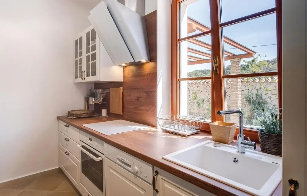 Stunning Home in Sveti Jakov With Sauna, Wifi and 3 Bedrooms