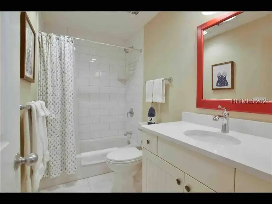In the Heart of Harbour Town 2BR 2BA Pool Access Close to Beach