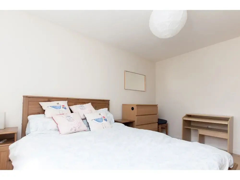 Bright, Modern 2BR Flat for 3 With Parking