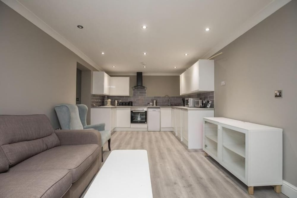 Charming 2-bedroom Apartment in Central Kingston Upon Thames