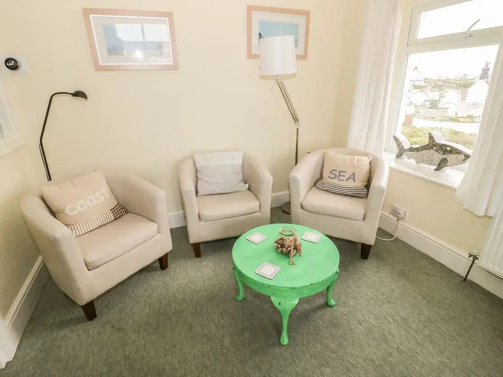 BRYN GORS-3 BED-FIRST FLOOR APT- YARDS FROM BEACH