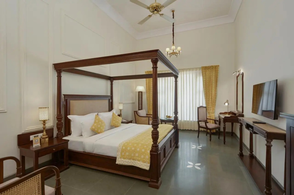 Brahma Niwas - Luxury Lake View Hotel with Infinity Pool, Udaipur