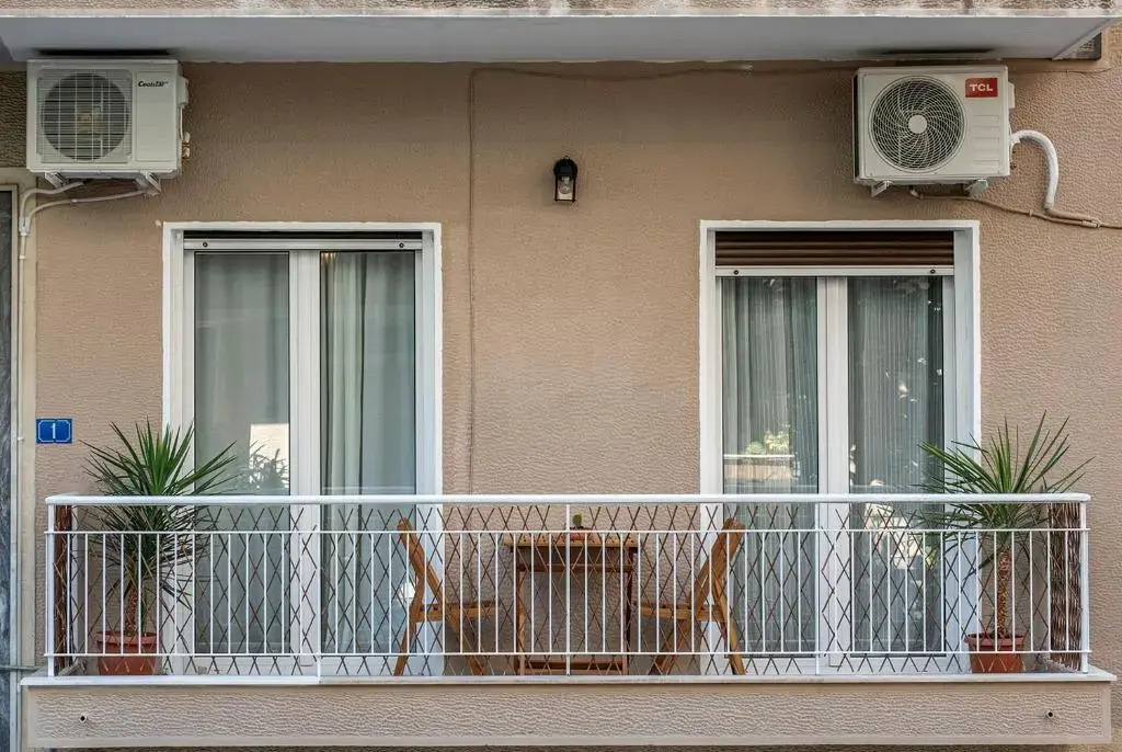 Excellent location,airport line,6min metro,100MBPS!