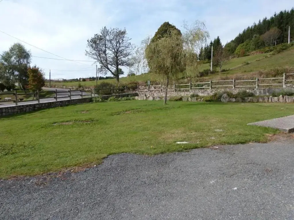 Gîte convivial avec jardin, accepte animaux, idéal pour nature et randonnées en Auvergne - FR-1-496-197