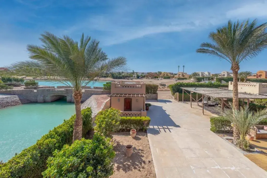 Chic 3BR Villa West Golf with Pool, Lagoon View & Guest House