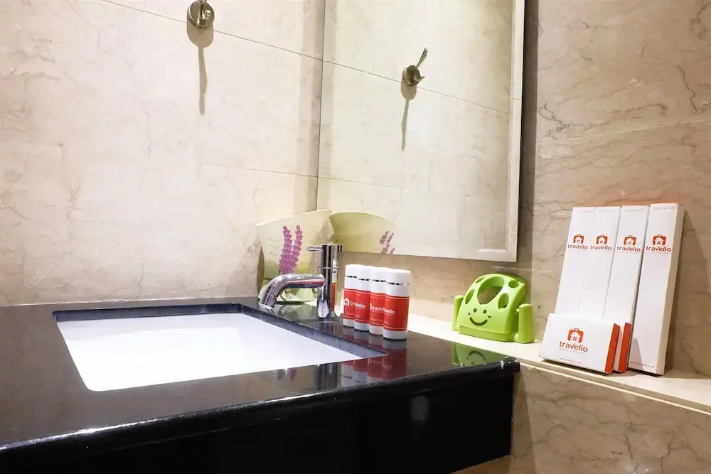 Comfy 2BR LAvenue Apartment By Travelio