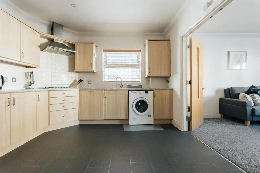 Spacious 2 bedroom flat near beach and town centre