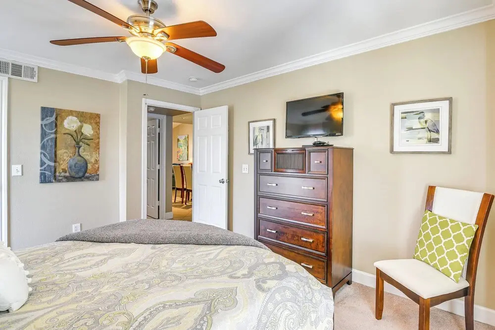 Walk to Babe's Beach! 3rd-floor Condo w/ Pool