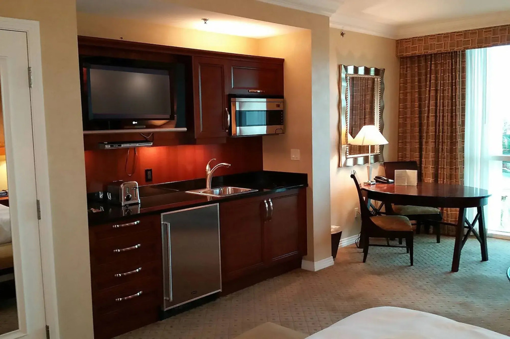 Aaa 1 Bedroom Suite At The Signature Condo Hotel