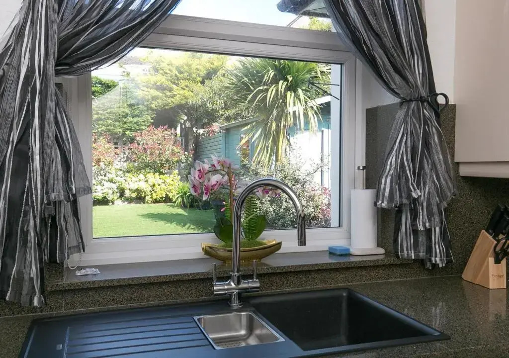 The Cottage on the Beach - Sleeps 7 - Large Garden